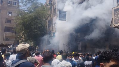 حريق هائل بمحل أدوات كهربائية يلتهم طابقين من عقار بفيصل 