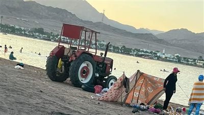 صور.. جرار زراعي يثير الجدل بشواطئ دهب