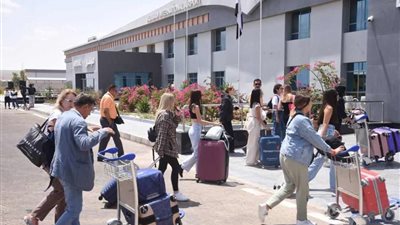 وزير الطيران المدنى يتفقد حركة التشغيل بمطار العلمين الدولى