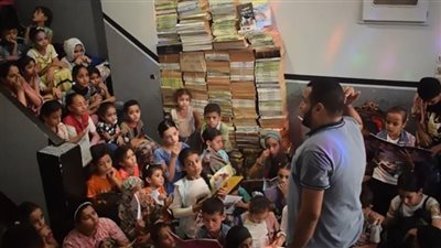 شرقاوى يحول منزله لمكتبة لتعليم القراءة للأطفال والكبار