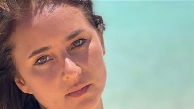 نيللي كريم تنتعش بالأبيض المكشوف