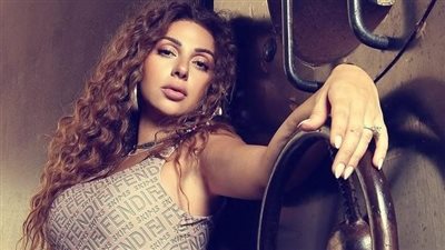 ميريام فارس تستجم بكاش مايوه مكشوف الظهر