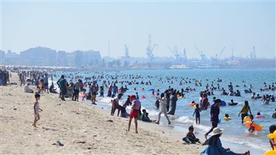 ازدحام على شواطئ بورسعيد وبورفؤاد 
