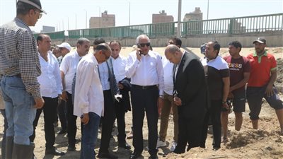 محافظ الجيزة يتفقد أعمال إصلاح كسر بماسورة مياه بالطالبية
