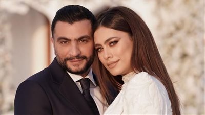 هاجر أحمد في أحضان زوجها بالأحمر الصارخ 