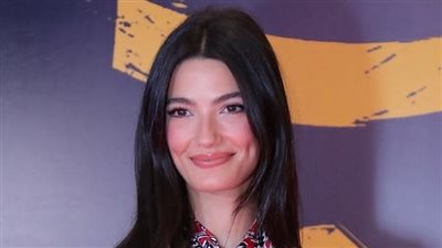 تارا عماد تعكس ملامحها بأنامل شريف طانيوس