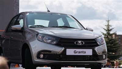 لادا الروسية تخطط لاستئناف إنتاج سياراتها بمصر