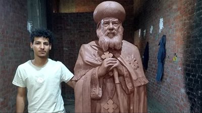 طبق الأصل .. حنا زكريا ينحت تمثالًا للبابا شنودة 