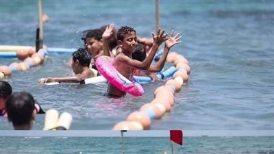 سعادة الأطفال بشواطئ المكفوفين تبهج السوشيال.. فيها حاجة حلوة