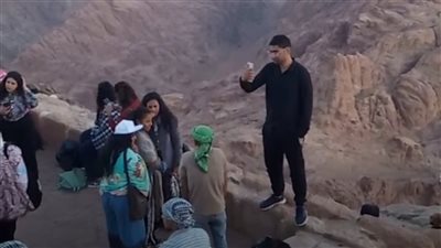 شاهد.. سياح إيطاليون يحتفلون بالثقافة المصرية ويرقصون على أنغام 