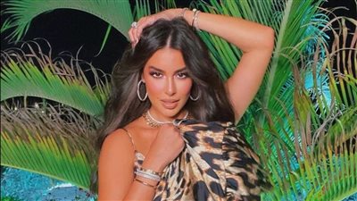 ياسمين صبري تبرز قوامها الرياضي بفستان ساحر ومكياج نود