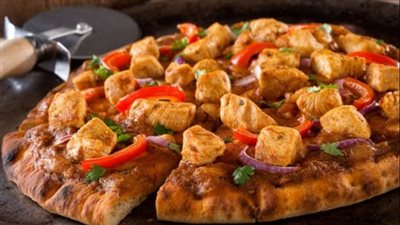 طريقة تحضير بيتزا بالدجاج والخضار بخطوات سهلة وبسيطة