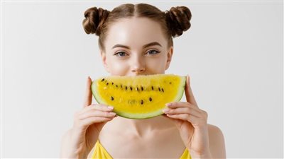 أشخاص ممنوعة من أكل البطيخ الأصفر وآخرون من الأحمر.. طبيبة تغذية تحذر