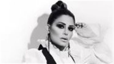 منة فضالي تظهر بخصر مكشوف أمام الشاطئ