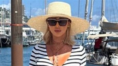 جويل ماردينيان تظهر على غرار باربي بالدانتيل الكب 