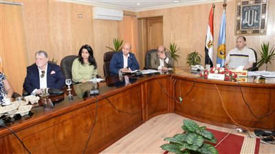المحافظ يناقش الموقف التنفيذي لمشروع تطوير مجمع معالجة النفايات الصلبة بأسيوط