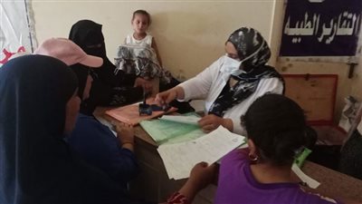 الكشف على 1096 مريض في قافلة علاجية بقرية 