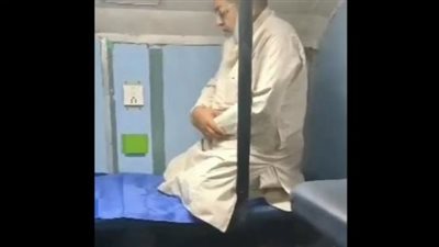 هنود يضايقون مسنًا مسلمًا يصلي على متن قطار (فيديو)