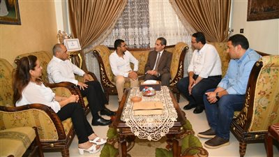 محافظ الغربية يهنئ أوائل الثانوية العامة في منازلهم 