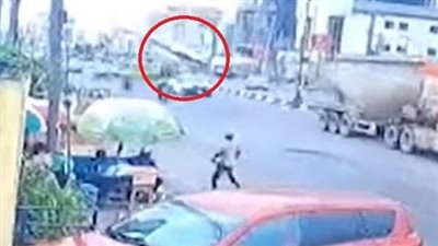 سقوط مروحية في شارع مزدحم (شاهد)