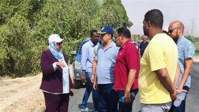 نائب محافظ أسوان تتابع ميدانياً الأعمال الجارية بمشروعات الرصف بالطريق الدائرى بلانة / كلابشة / نصر النوبة