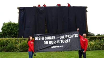 ناشطون يعتلون منزل رئيس وزراء بريطانيا ويغطونه بالأقمشة السوداء