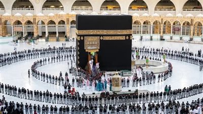 نائب أمير مكة يتشرف بغسل الكعبة نيابة عن الملك سلمان