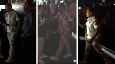عمرو دياب يعتدي على شاب داخل إحدى السهرات الليلية ويخطف هاتفه (شاهد)