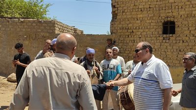 استقبال شعبي لمحافظ أسيوط بالطبل البلدى في قرية كوم أبو شيل