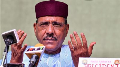 رئيس النيجر المُحتجز يتلقى زيارة من طبيبه