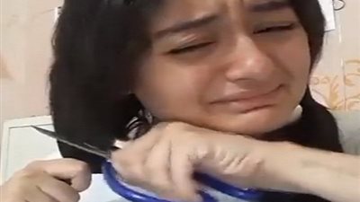 طالبة الثانوية العامة تنهار وتقص شعرها بسبب النتيجة