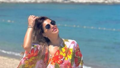 منة فضالي ترفع الماء والخضرة والوجه الحسن بـ بكيني مثير (صور)