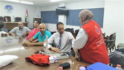 100 يوم صحة تكشف على عمال الإسكندرية (صور) 