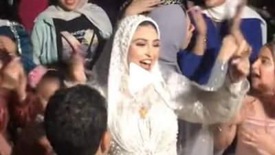 عروس تستكمل فرحها بالغناء بعد انقطاع الكهرباء عن حفل زفافها.. فيديو