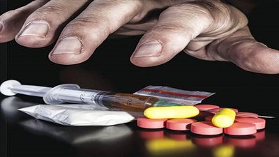 السجن 10 سنوات لعامل و 3 سنوات لآخر بتهمة الاتجار وتعاطي المخدرات