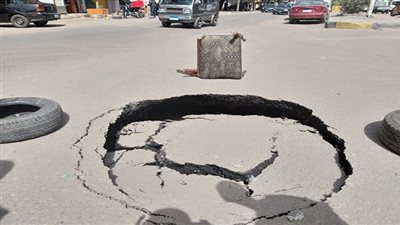 هبوط أرضي يتسبب في غلق كلي لشارع الأزهر 