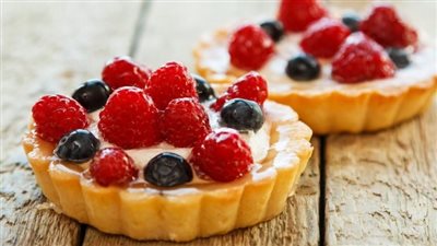 حضري ميني تارت بالكاسترد والفواكه