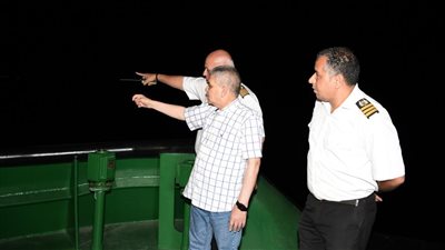 تحديد موقع القاطرة الغارقة بقناة السويس والبحث عن مفقود