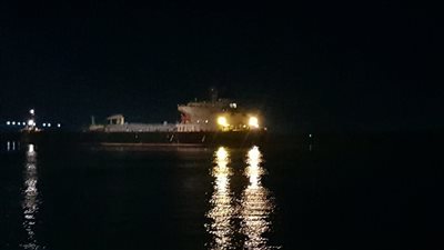  انتشال القاطرة الغارقة بعد إتمام تسيير السفن العالقة بقافلة الجنوب 