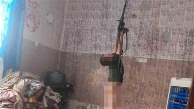 أب منزوع القلب.. شخص يعذب ابنه ويعلقه في سقف المنزل 