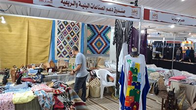 إقبال متزايد على منتجات معرض ديارنا اليدوية بمهرجان خريف صلالة بعمان