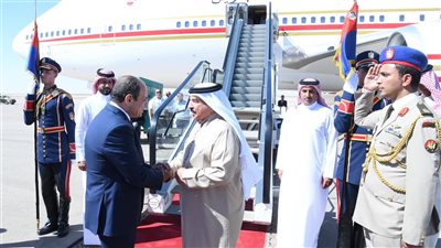 بالصور.. السيسي يودع ملك البحرين لدى مغادرته مدينة العلمين