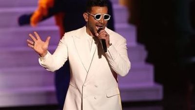 أحمد سعد يُغضب الشعب الخليجي بتصرف صادم: محتار تكون راجل ولا ست (شاهد)