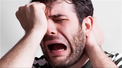 استشاري نفسي يحذر من تأنيب الرجل على البكاء.. مشاعر وأحاسيس
