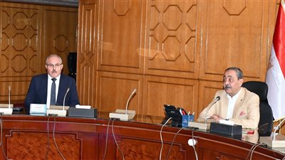 رئيس جامعة القناة يشارك بأعمال اللجنة العليا لتأمين الخدمات الطبية