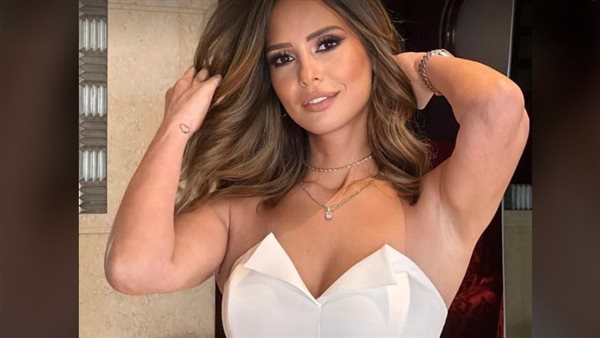 إيمان العاصي تثير الجدل بتاتو وفستان شفاف .. أنوثة طاغية (شاهد)