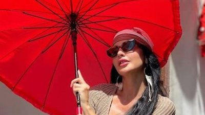 لاميتا فرنجية تتخلى عن ملابسها وتبرز منحنيات جسدها (صور)