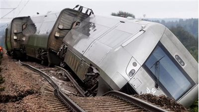 السويد.. الأمطار الغزيرة تتسبب في خروج قطار عن مساره