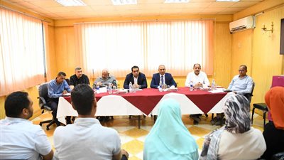 استمرار عقد مقابلات شخصية للمتقدمين لشغل وظيفة مهندس بإدارات قنا الهندسية 