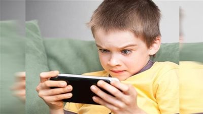 استشاري: استخدام الطفل الهواتف قبل بلوغ 3 سنوات يعرضه لتأخر النطق والتلعثم